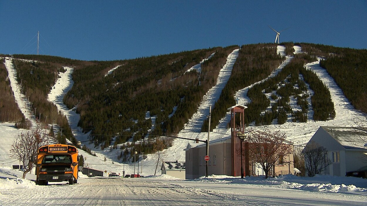 L'église de Murdochville avec le mont Miller juste derrière.