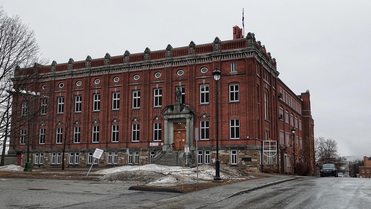 Une vue extérieure de l'école.