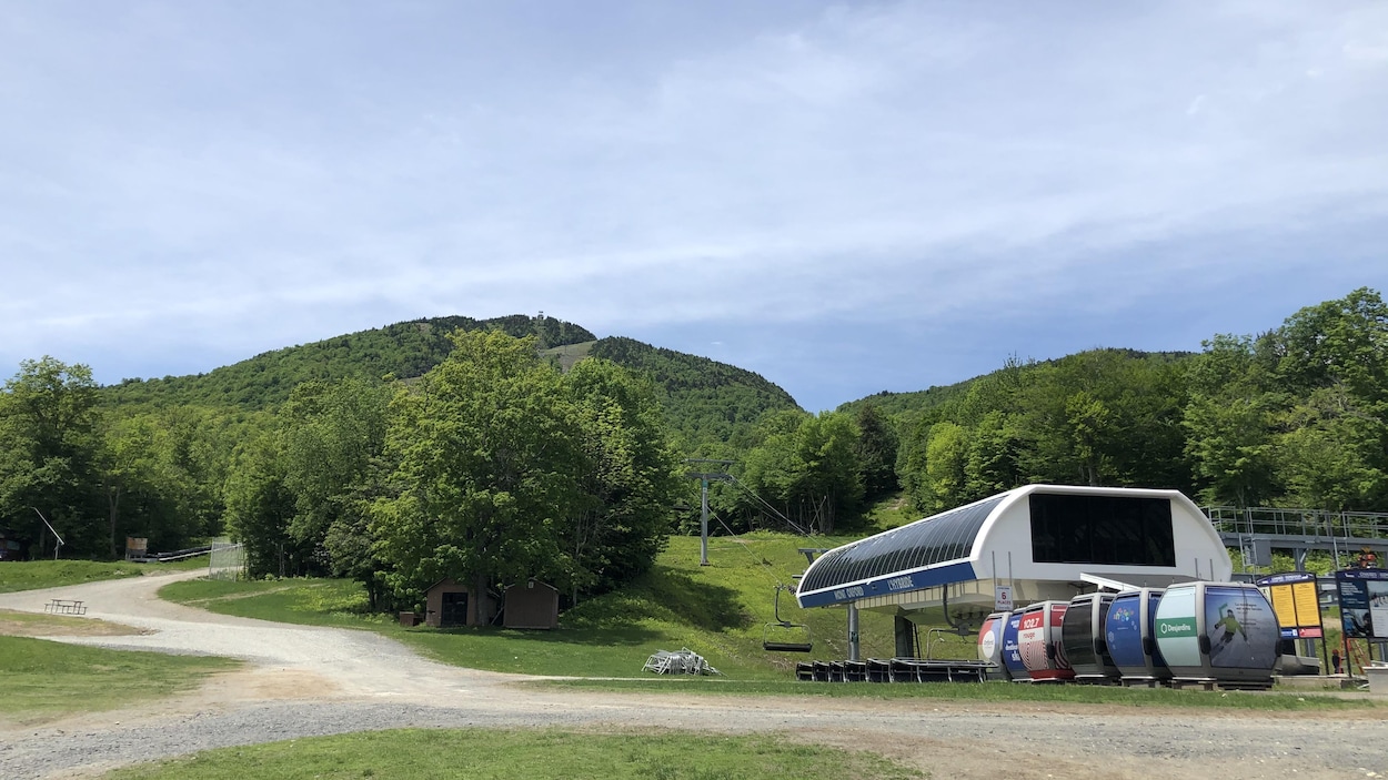 Le mont Orford, en été, avec la remontée mécanique au pied des pentes