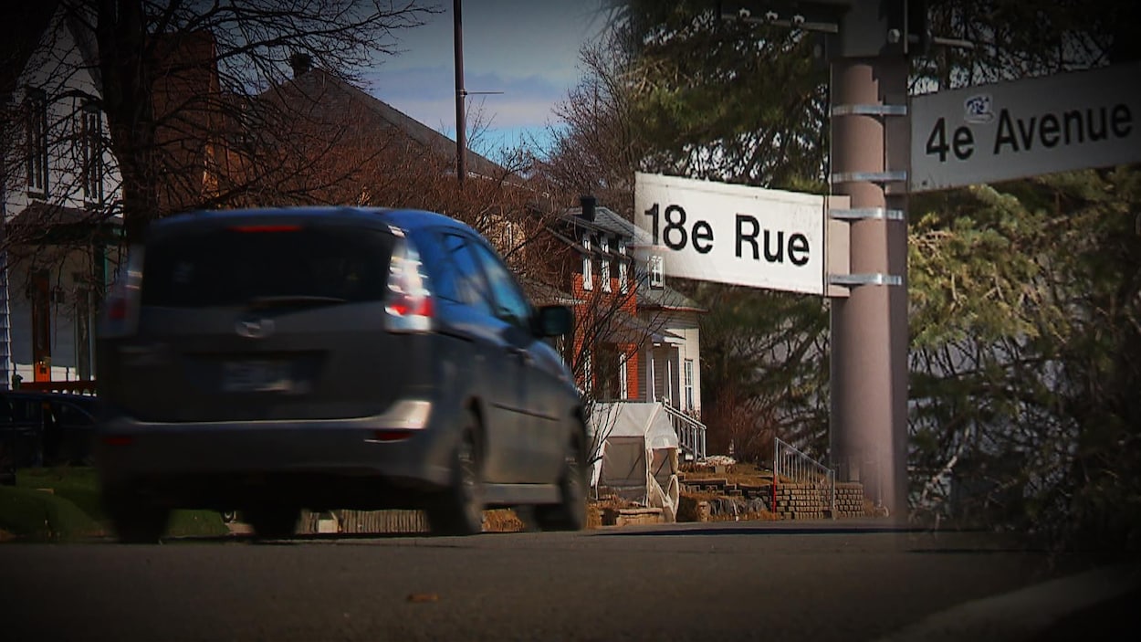Une voiture circulant sur la 18e Rue