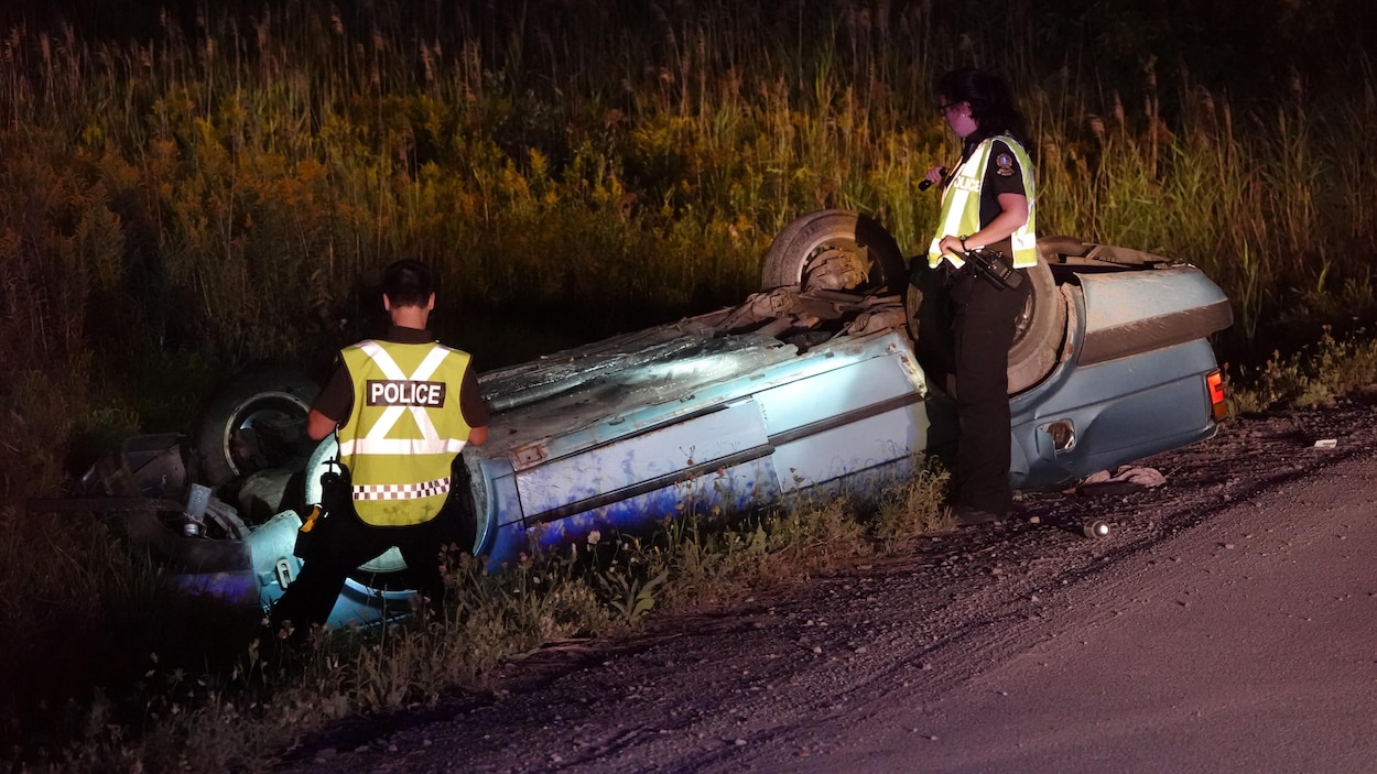 Des policiers sur le site d'un accident de la route.