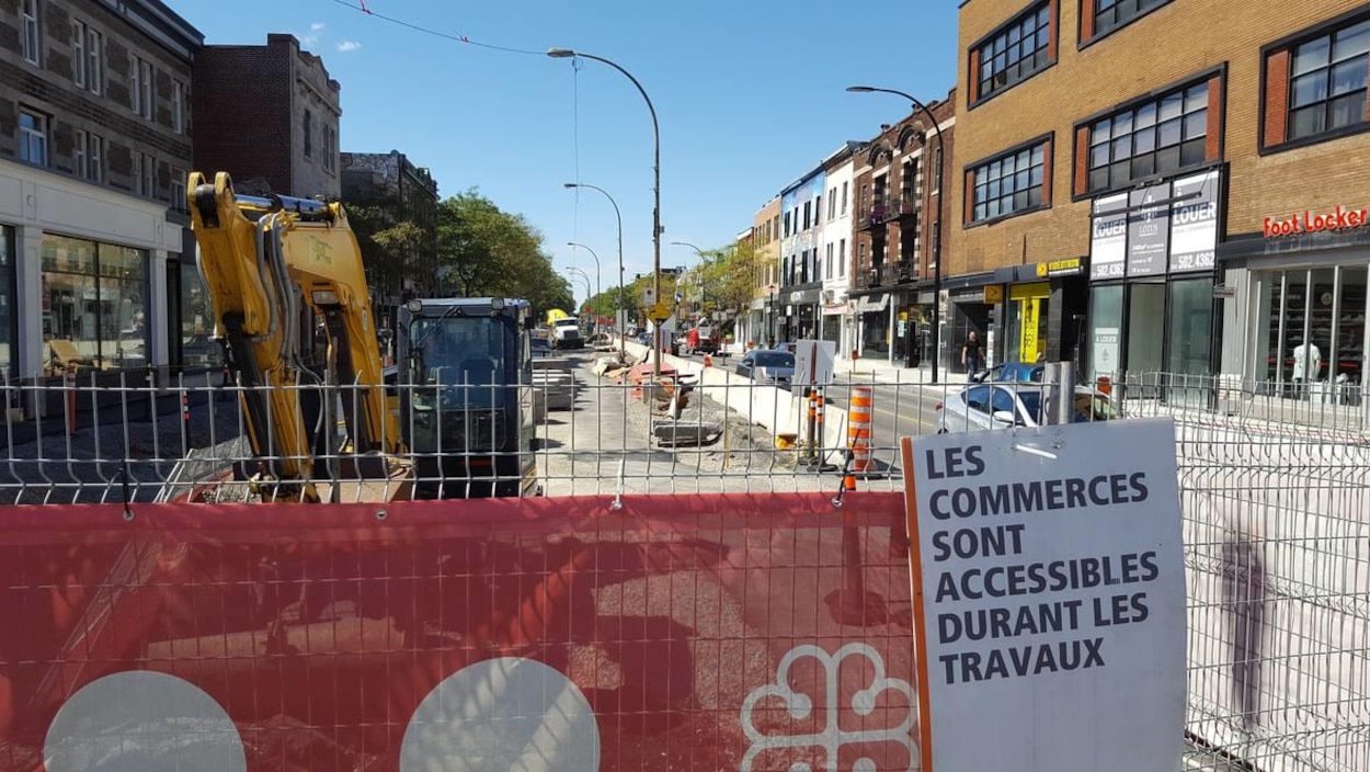 « Les commerces sont accessibles durant les travaux », peut-on lire sur une pancarte accrochée sur une clôture entourant un chantier. « Les commerces sont accessibles durant les travaux », peut-on lire sur une pancarte accrochée sur une clôture entourant un chantier.