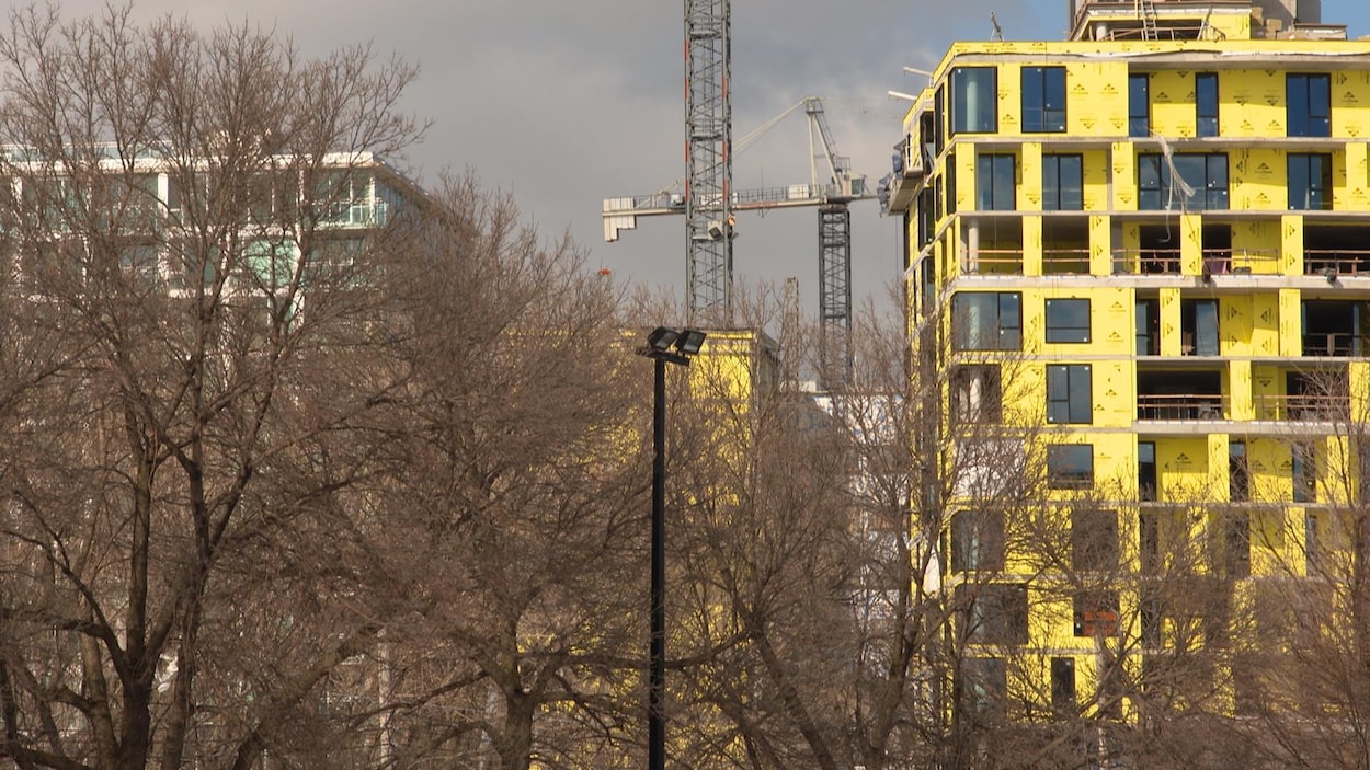 Une tour de condominiums en construction à Montréal.