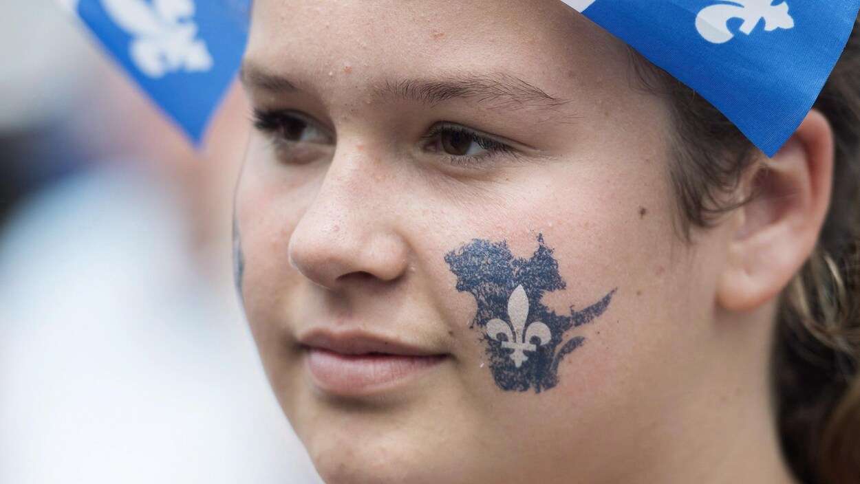 Une jeune fille célèbre la fête nationale.
