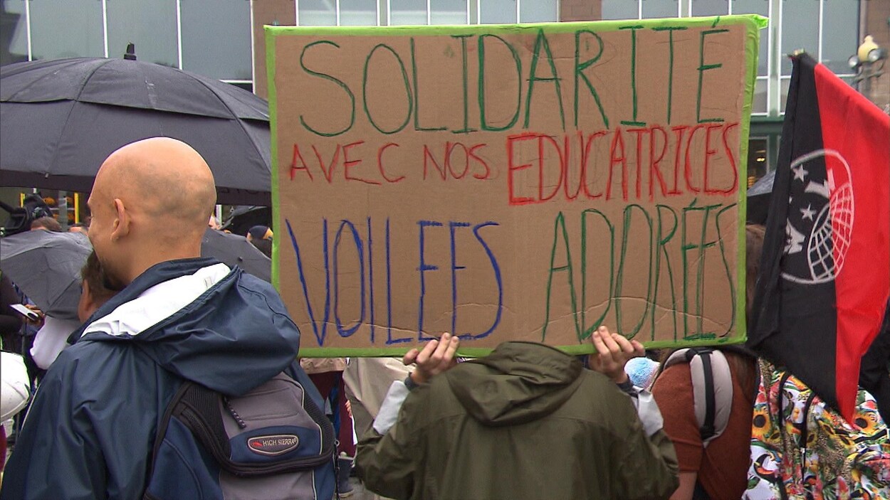 200 personnes se rassemblent pour manifester contre la loi  