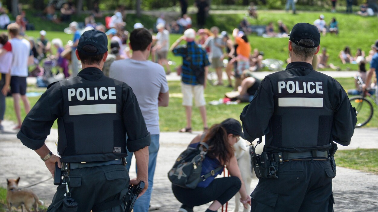 Des policiers dans un parc montréalais.