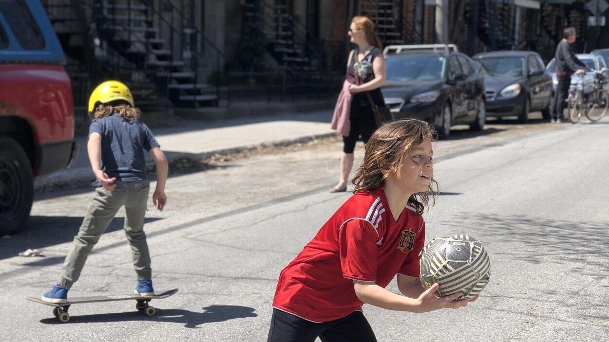 Des enfants jouent dans la rue.