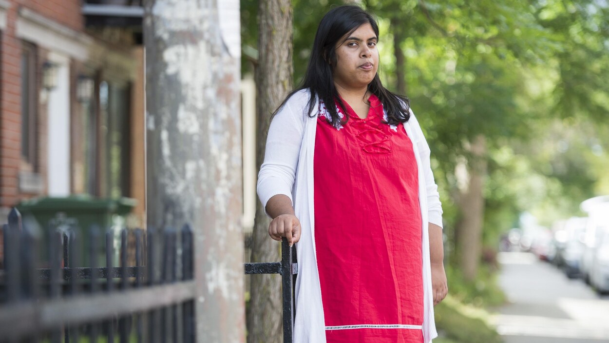 Samiha Hossain dans une rue de Parc-Extension.