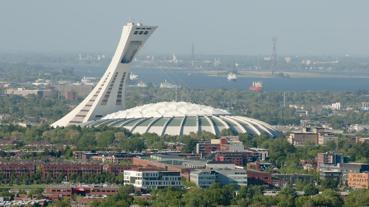 La tour du stade vue de loin par une journée d'été.