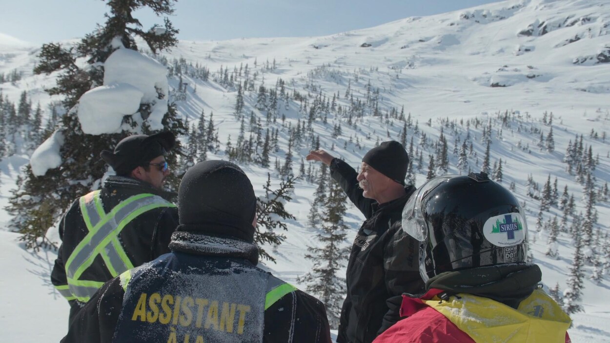 Des agents dans les monts Groulx.