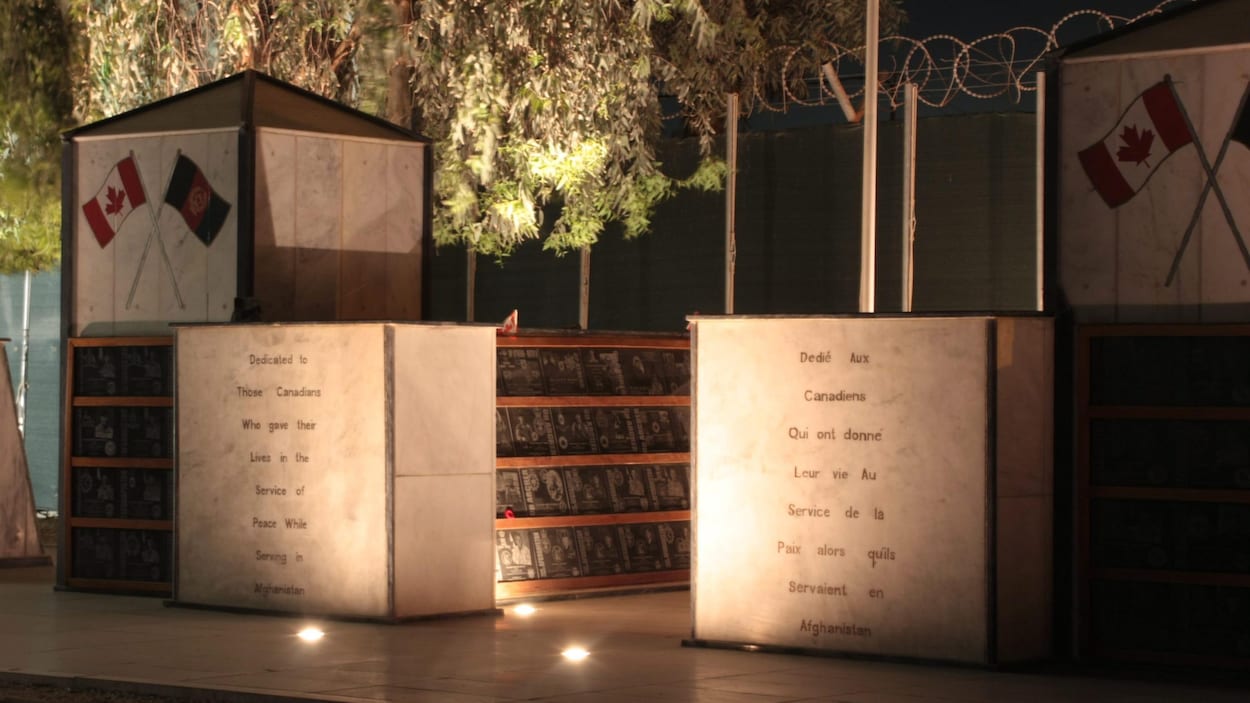 Sur une plaque, on peut lire « Dédié aux Canadiens qui ont donné leur vie au service de la paix alors qu'ils servaient en Afghanistan ».