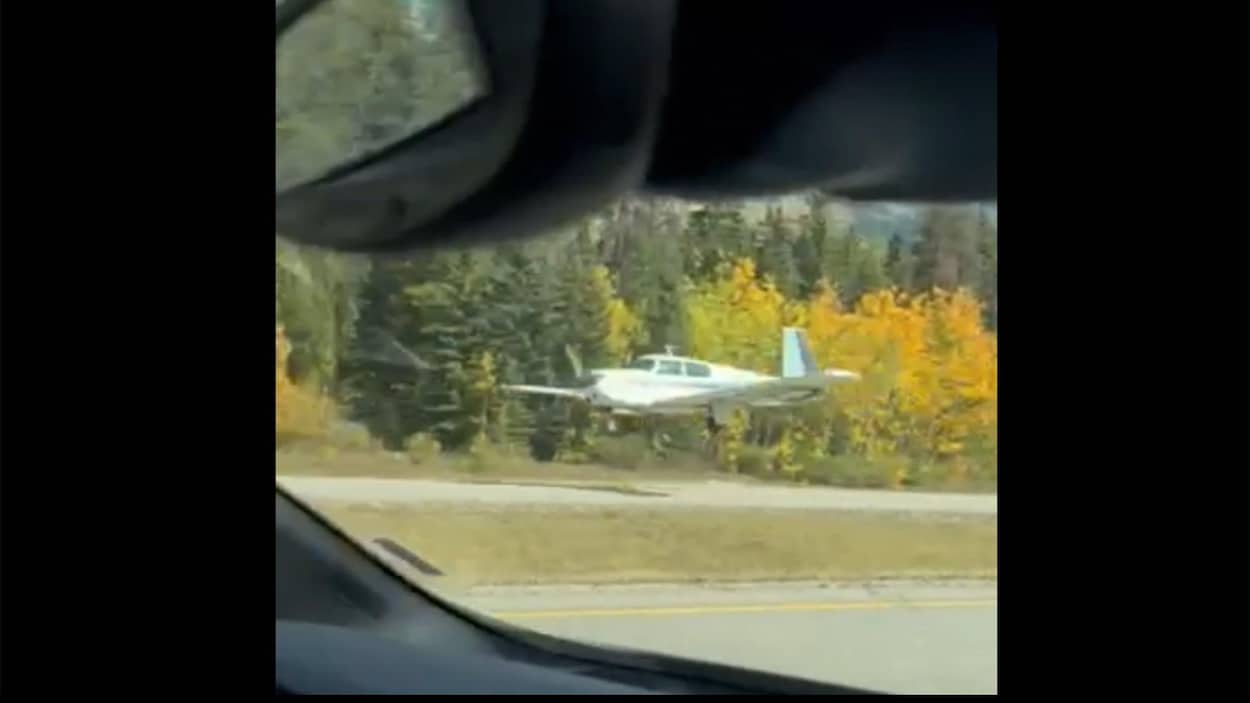 Un petit avion atterrit d’urgence sur une autoroute dans les Rocheuses
