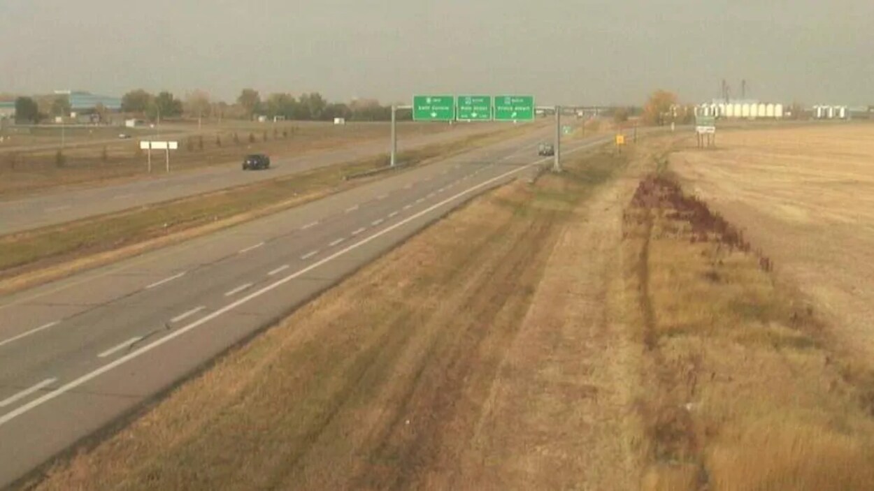 Deux voitures circulent sur une autoroute à Moose Jaw sous un ciel embrumé par la fumée des feux de forêt aux États-Unis.