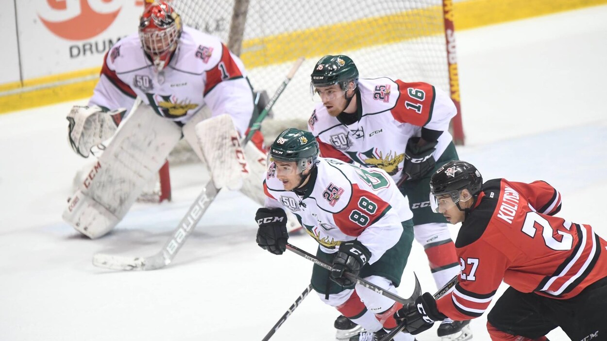 Joueurs en action dans le deuxième match entre Halifax et Drummondville le 20 avril 2019.