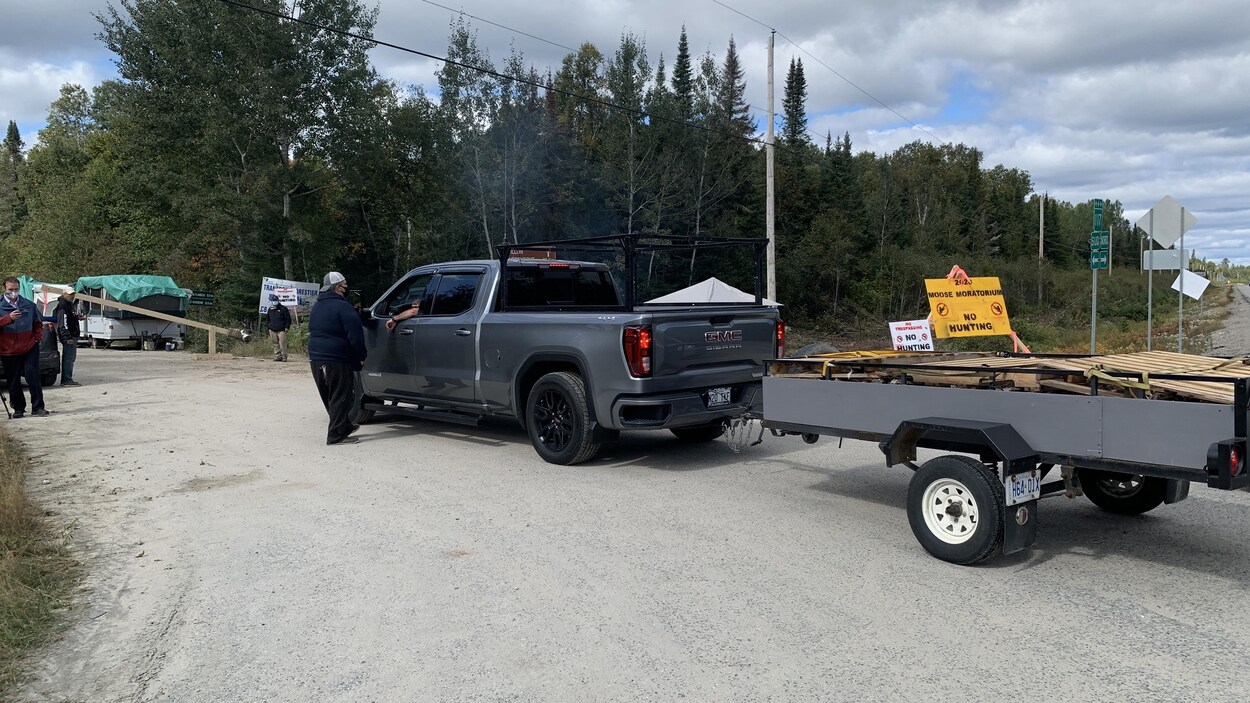 Un membre d'une communauté autochtone s'est approché d'un camion pour discuter avec le chauffeur.