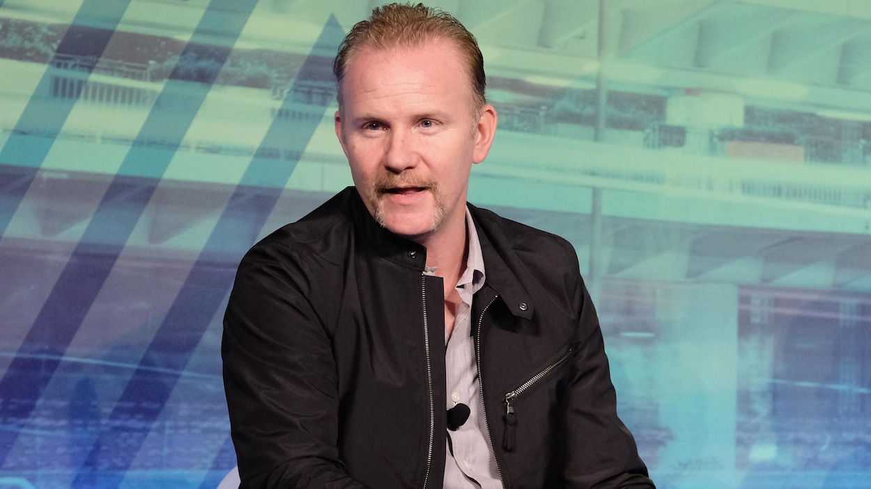 Le réalisateur Morgan Spurlock répond des questions sur une scène à New York. Le réalisateur Morgan Spurlock répond des questions sur une scène à New York.