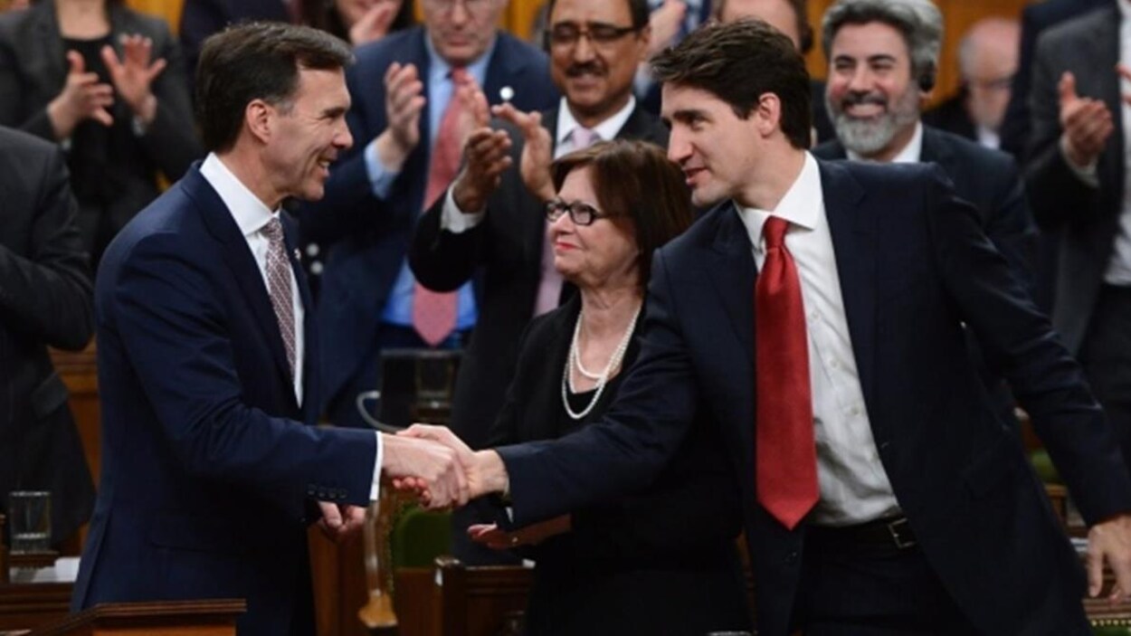 Le premier ministre Justin Trudeau, à droite, serre la main au ministre des Finances, Bill Morneau, après avoir déposé le budget fédéral à la Chambre des communes mercredi.