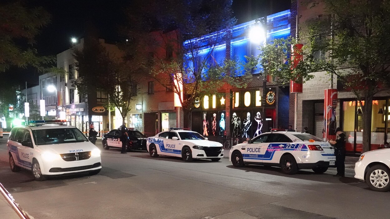 Des voitures de police sont stationnées devant le Sauna GI*Joe.