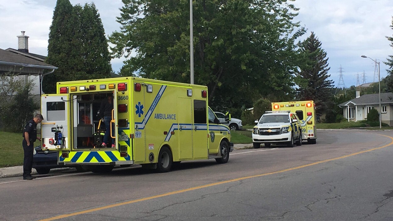 Des ambulances stationnées dans la rue.