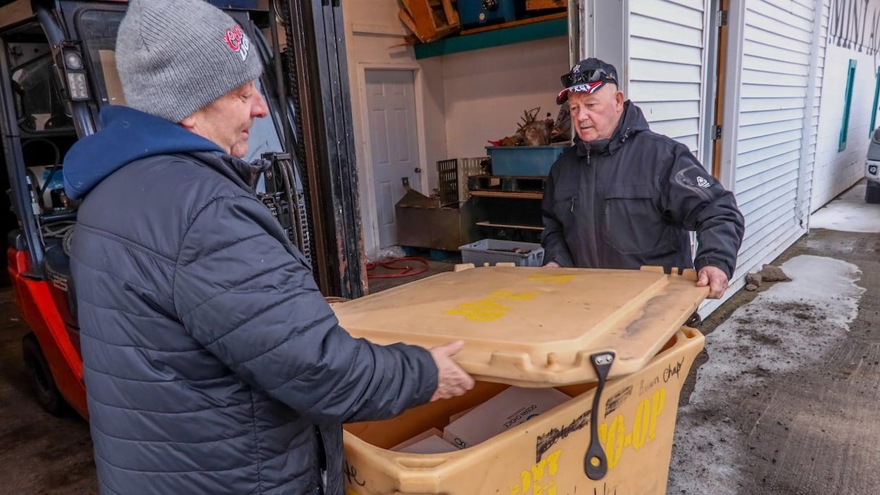 Des pêcheurs de Terre-Neuve font don de morue aux victimes des incendies