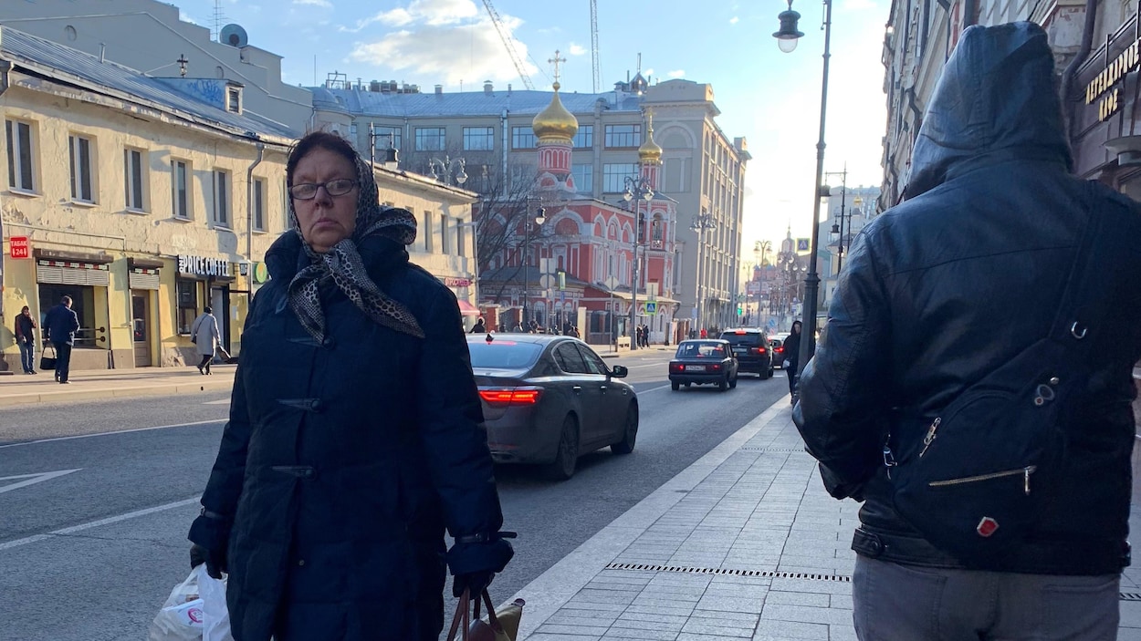 Deux piétons sur un trottoir
