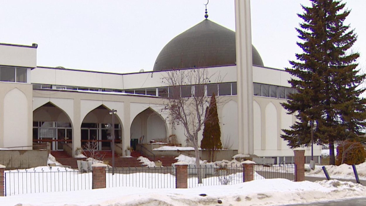 Vue extérieure d'une mosquée dans la neige.