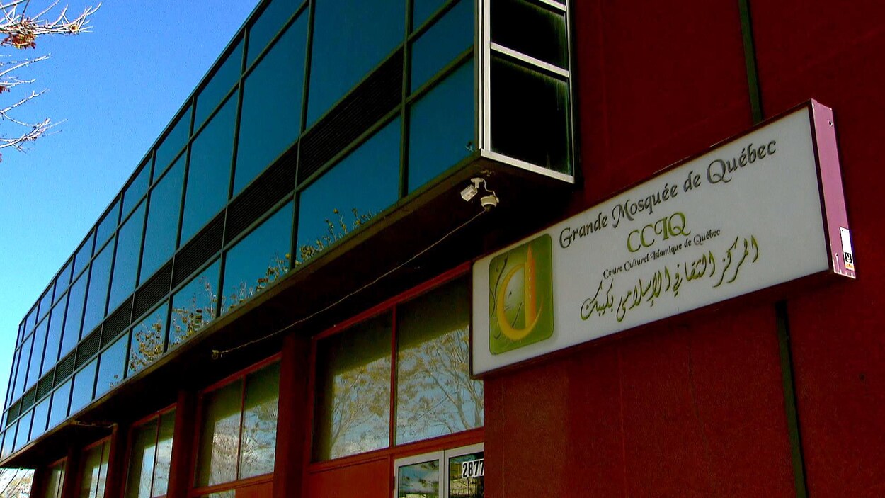 La façade extérieure du Centre culturel islamique de Québec photographiée de jour, au printemps
