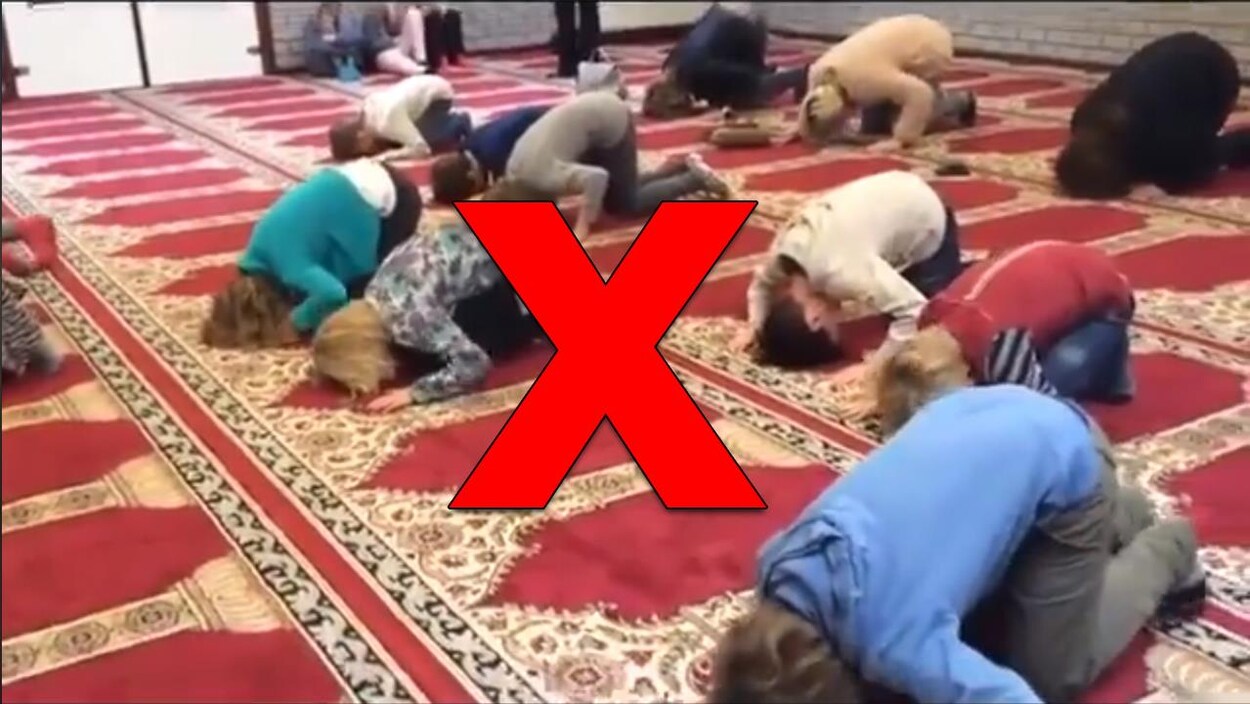 On voit des enfants prier à genoux dans une mosquée. On voit des enfants prier à genoux dans une mosquée.