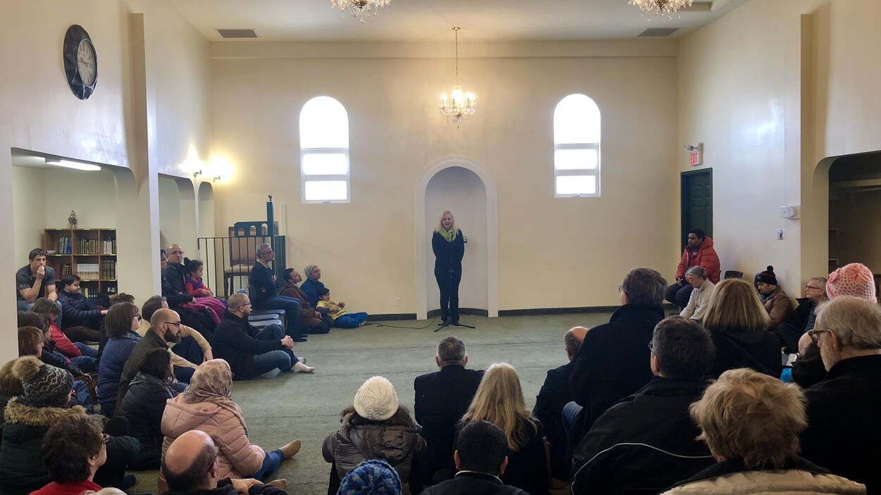 Des gens écoutent un discours à la mosquée de Moncton.