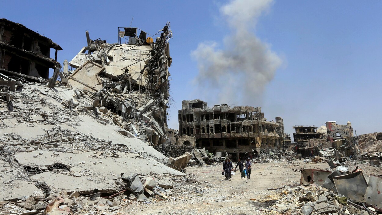 De la fumée s'élève dans les airs au-dessus de la vieille ville de Mossoul le 8 juillet 2017.