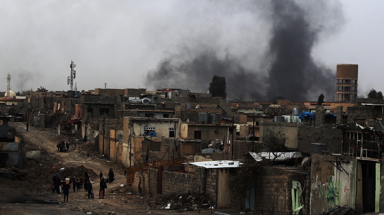 Des familles quittent le quartier Nablus alors que l'offensive des forces irakiennes débute dans l'ouest de Mossoul. Des familles quittent le quartier Nablus alors que l'offensive des forces irakiennes débute dans l'ouest de Mossoul.