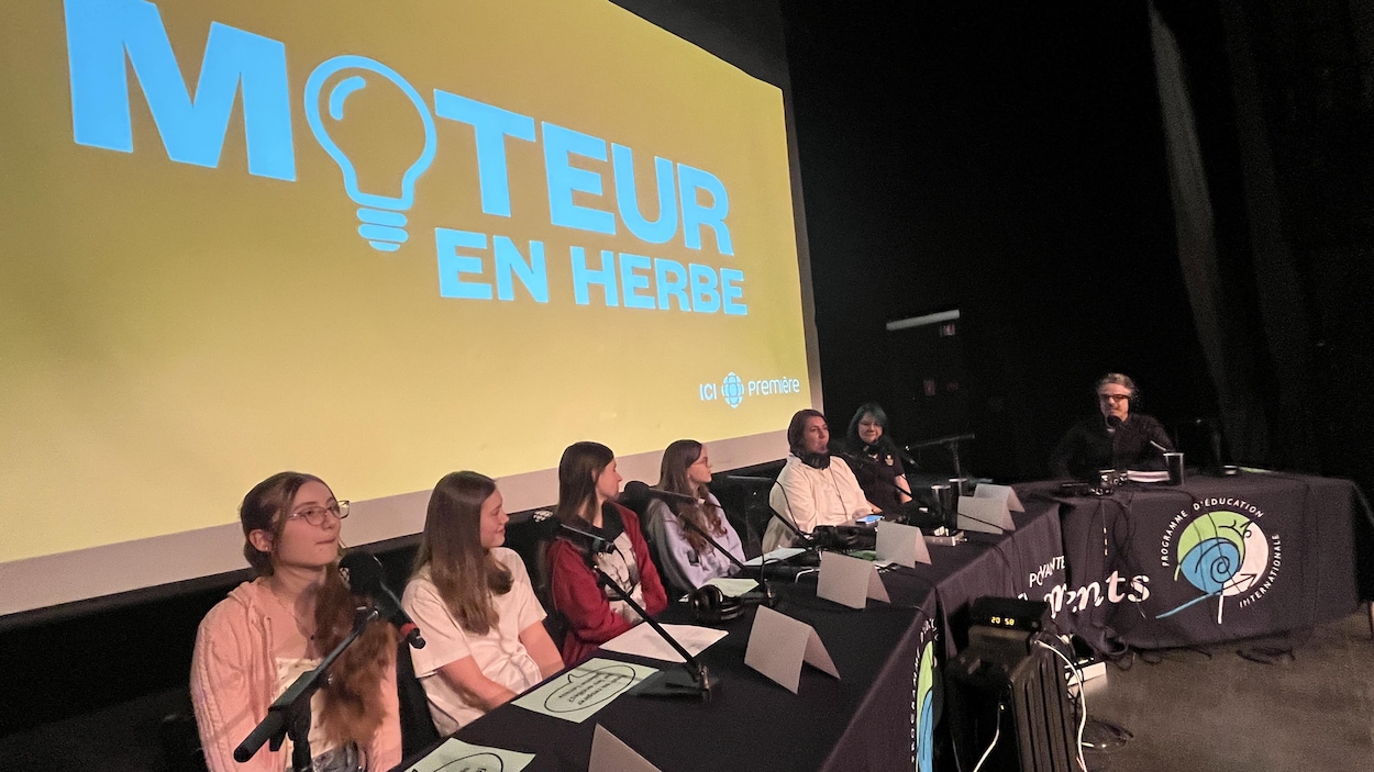 L’équipe de Moteur en herbe enregistre devant un jeune public à Saint-Félicien