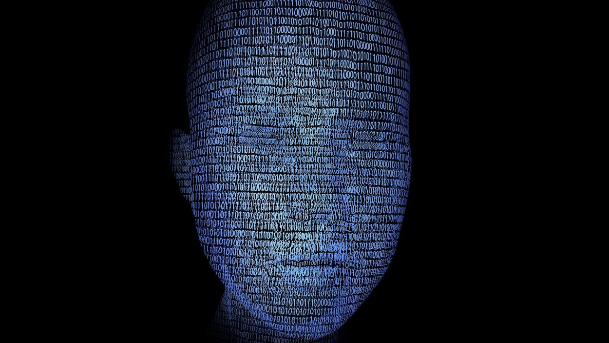 Un visage illustrant l'intelligence artificielle.