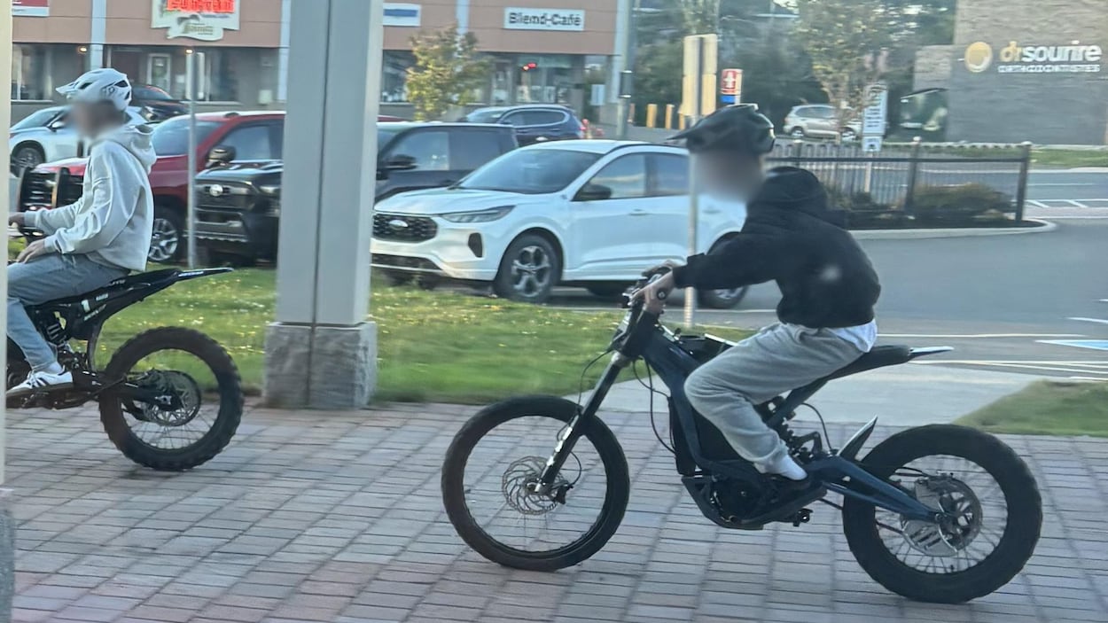 Sur les trottoirs et les sentiers, les motos électriques exaspèrent à Dieppe