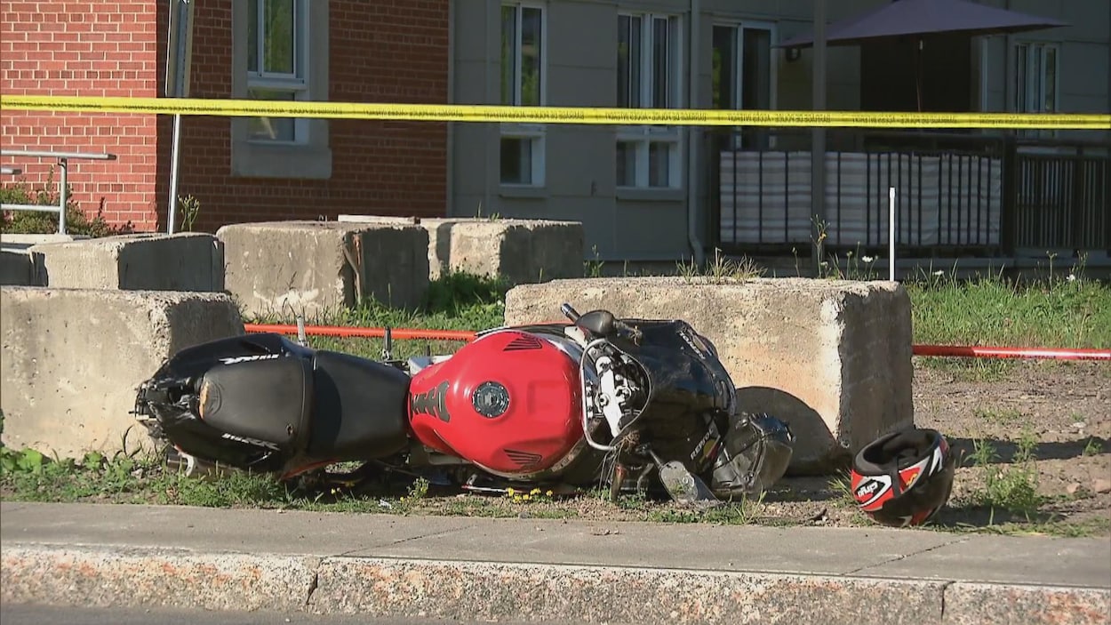 Une motocyclette accidentée.