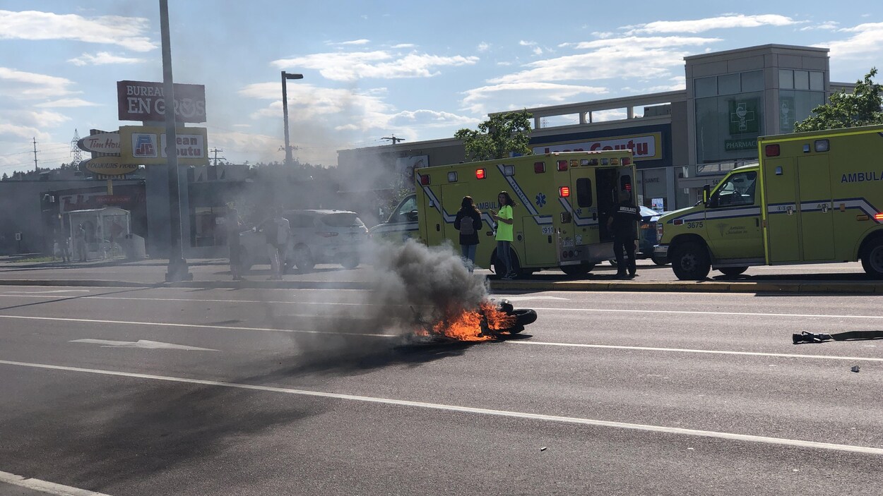Une moto en feu en plein milieu du boulevard Talbot.