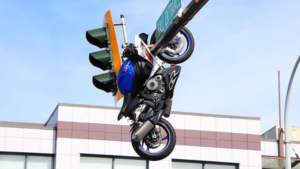 Un accident projette une moto sur un feu de signalisation