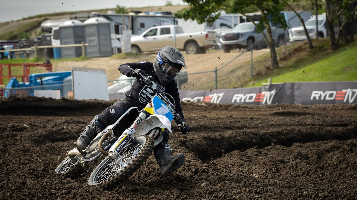 À 19 ans, Katrine Ferguson s’impose parmi l’élite du motocross canadien