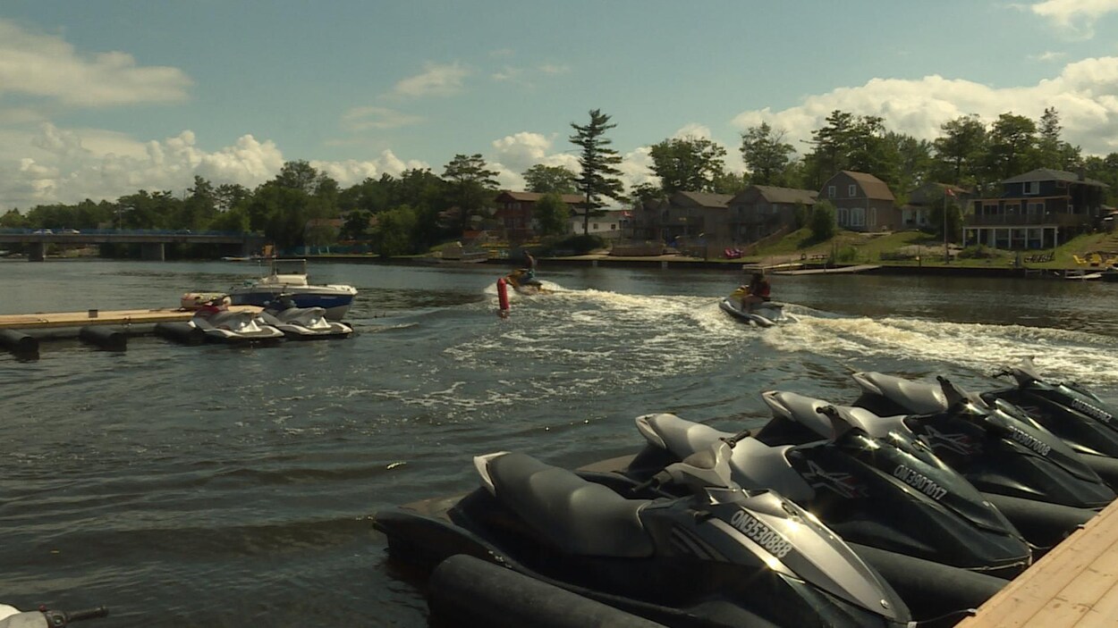 Des clients de Wasaga Waverunners partent conduire des motomarines sur la baie Georgienne. Des clients de Wasaga Waverunners partent conduire des motomarines sur la baie Georgienne.