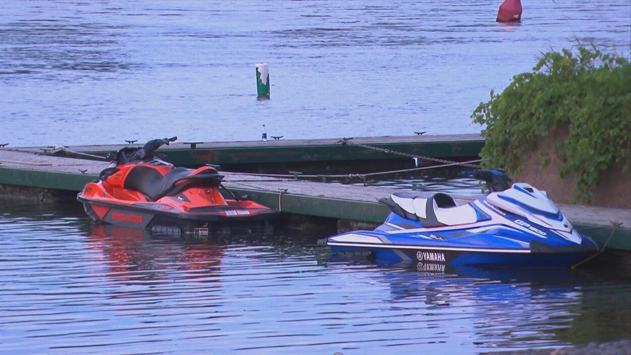 Deux motomarines.