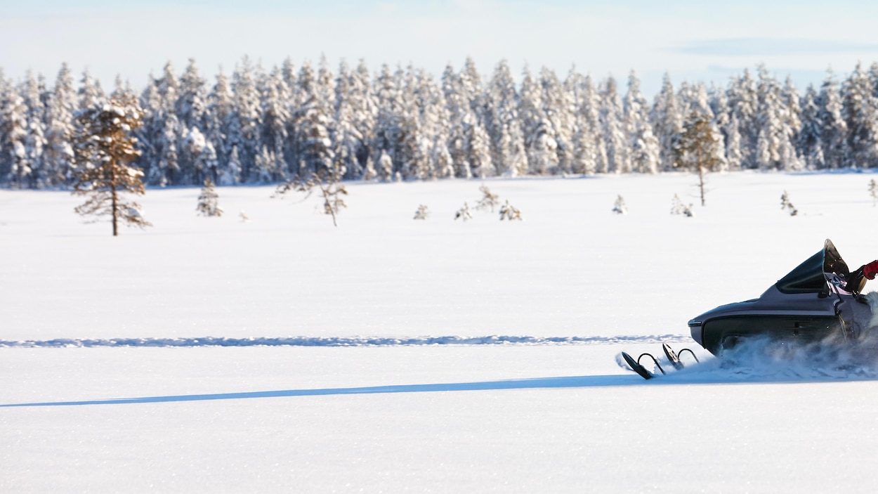 Motoneige sur un sentier en hiver.
