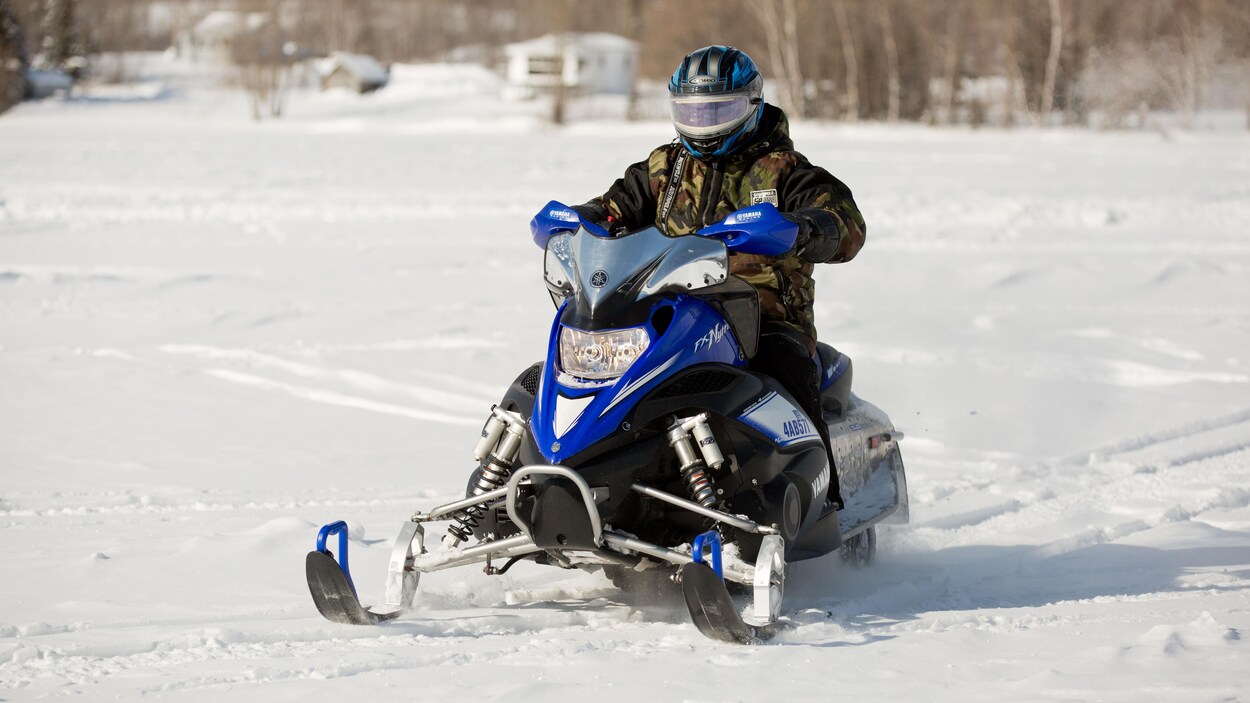 Un motoneigiste dans le Grand Sudbury Un motoneigiste dans le Grand Sudbury
