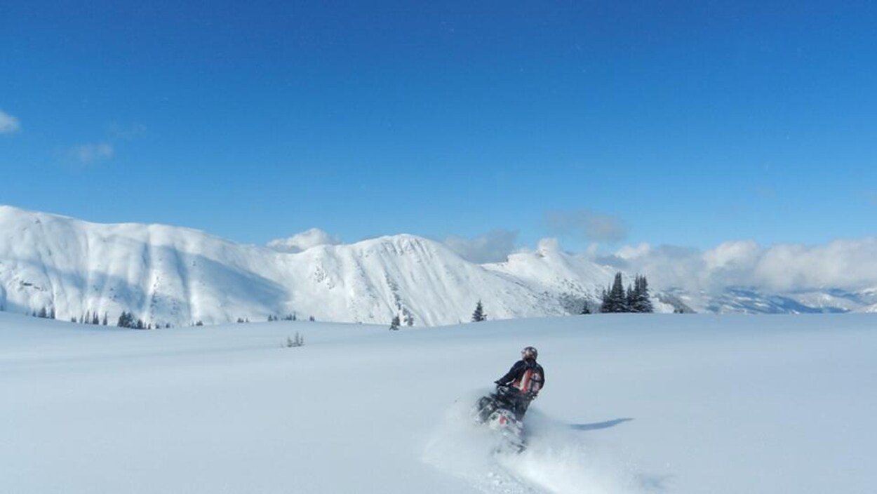 Un motoneigiste dans le secteur populaire de Clemina Creek à Valemount, en Colombie-Britannique. Un motoneigiste dans le secteur populaire de Clemina Creek à Valemount, en Colombie-Britannique.