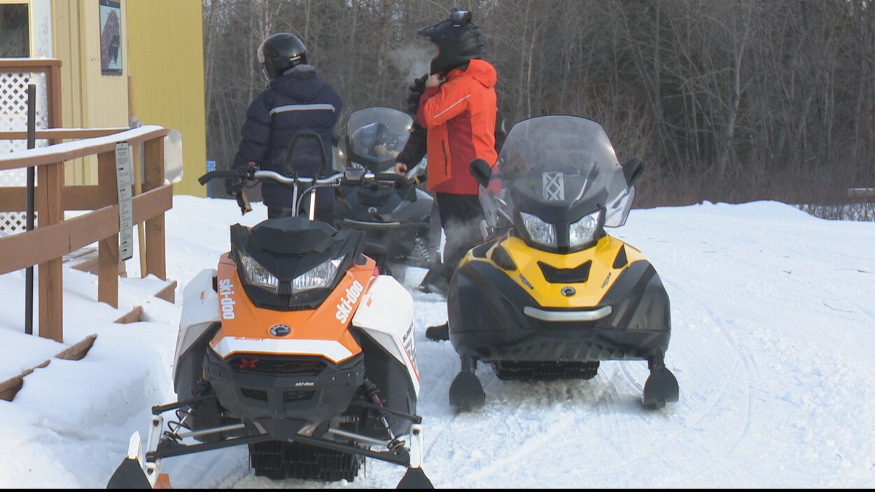 Des motoneigistes en Gaspésie