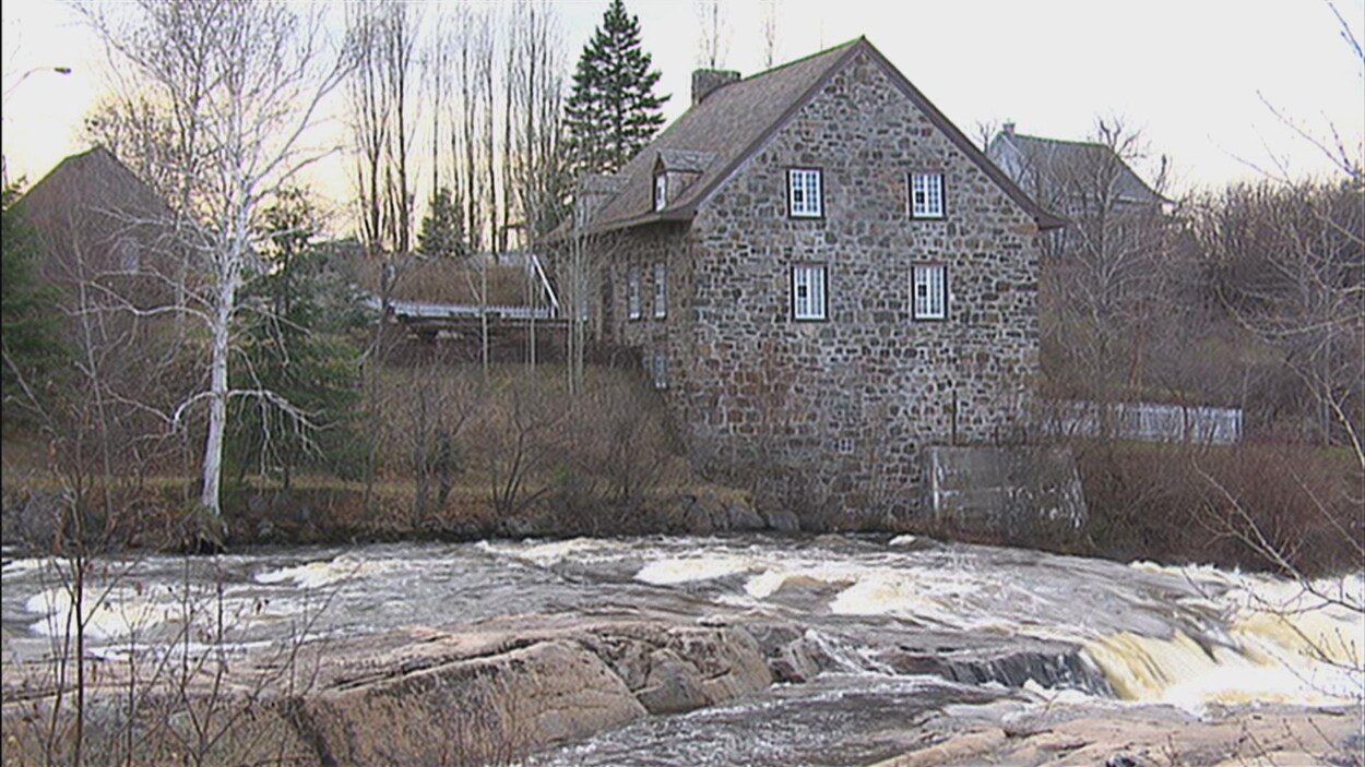 Le bâtiment en pierre près de la rivière du Moulin.