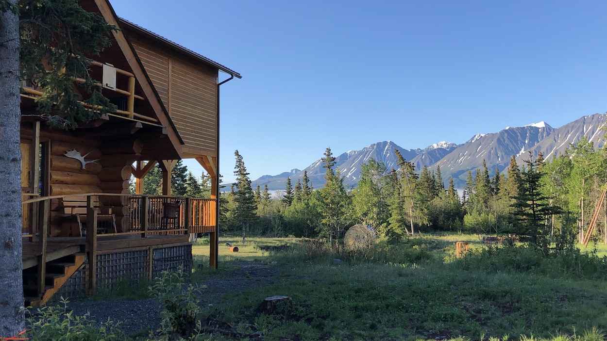 un gîte en bois dans la forêt, au Yukon.
