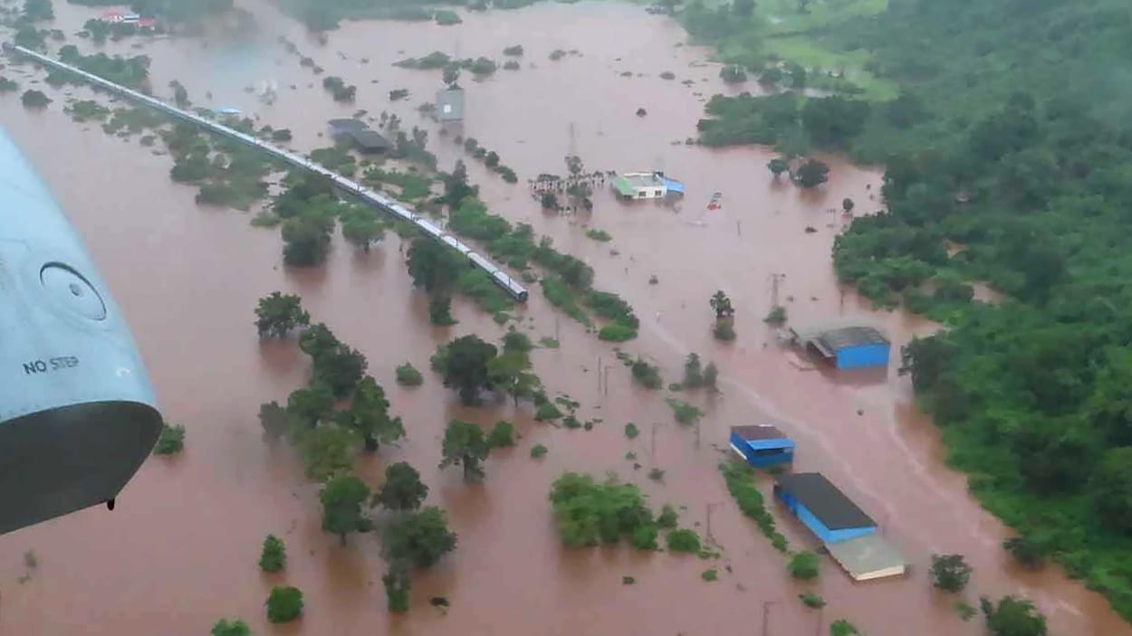 Vue aérienne sur un terrain inondé en Inde