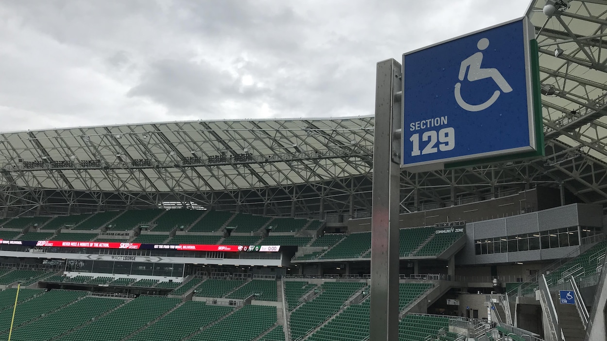 Le panneau indiquant la section 129 du stade Mosaic porte le symbole international d'accessibilité