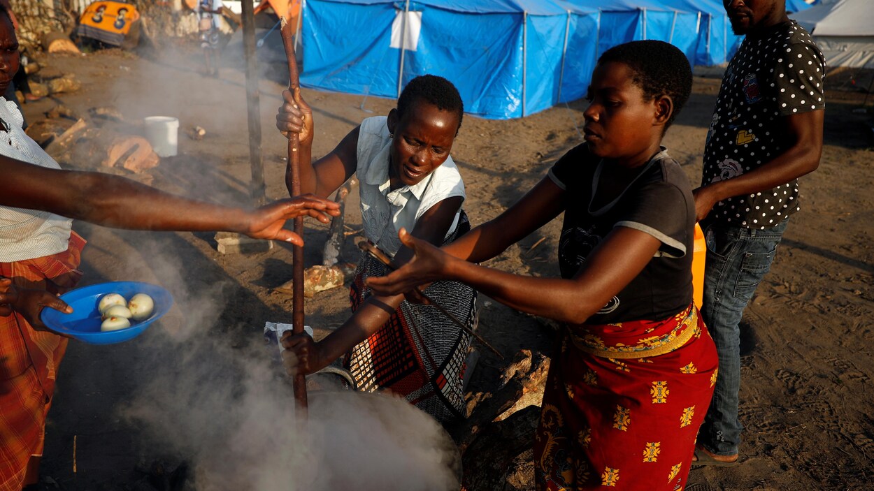 Une femme prépare un repas dans un camp pour les déplacés après le passage du cyclone Idai au Mozambique.
