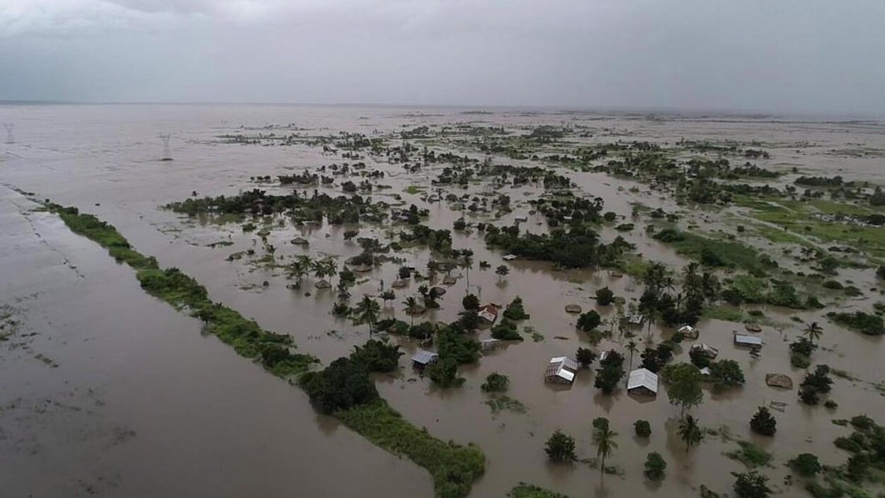 Vue aérienne de terres inondées au Mozambique.